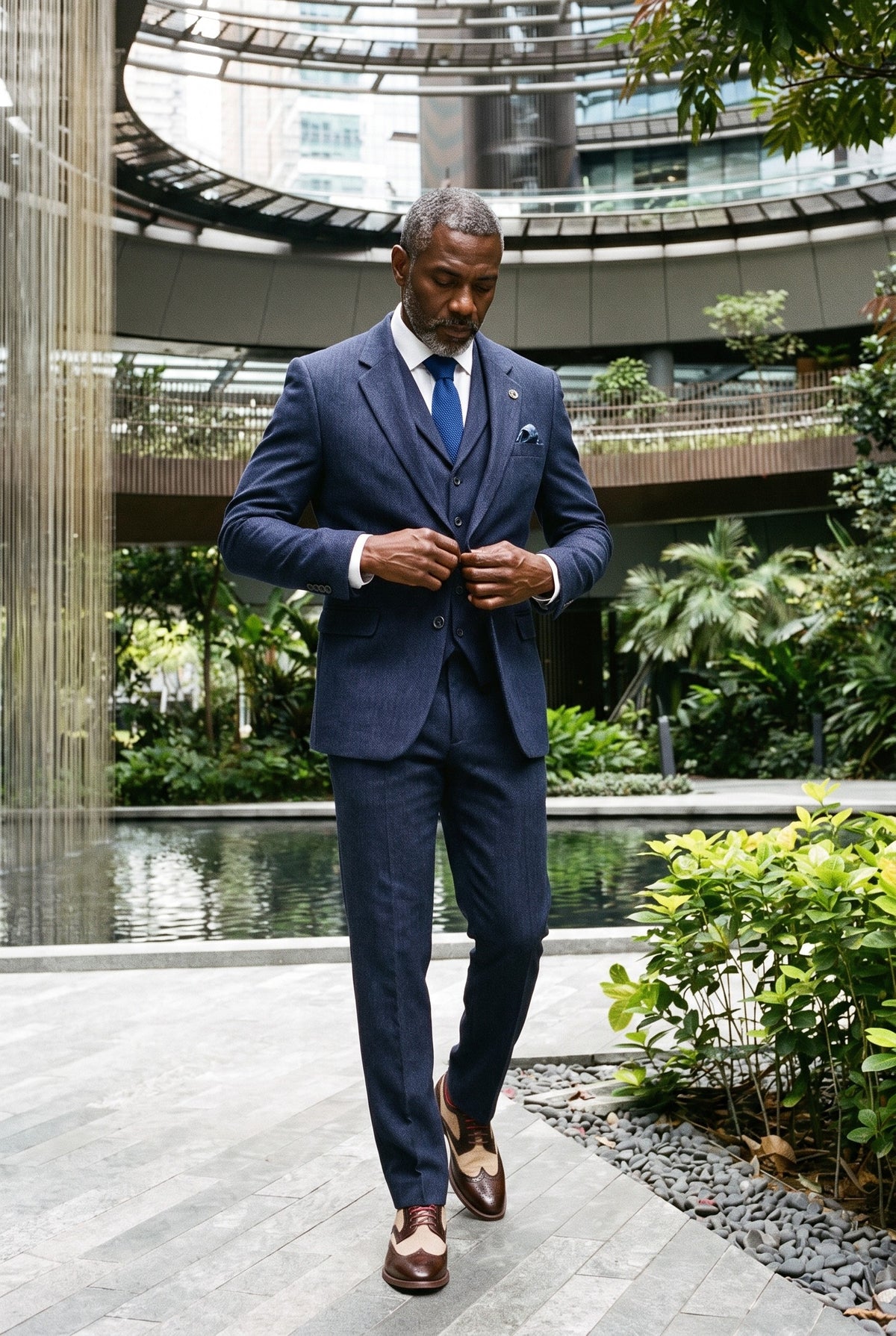 Look #988 styled with Costume trois pièces pour homme en tweed à chevrons bleu marine
