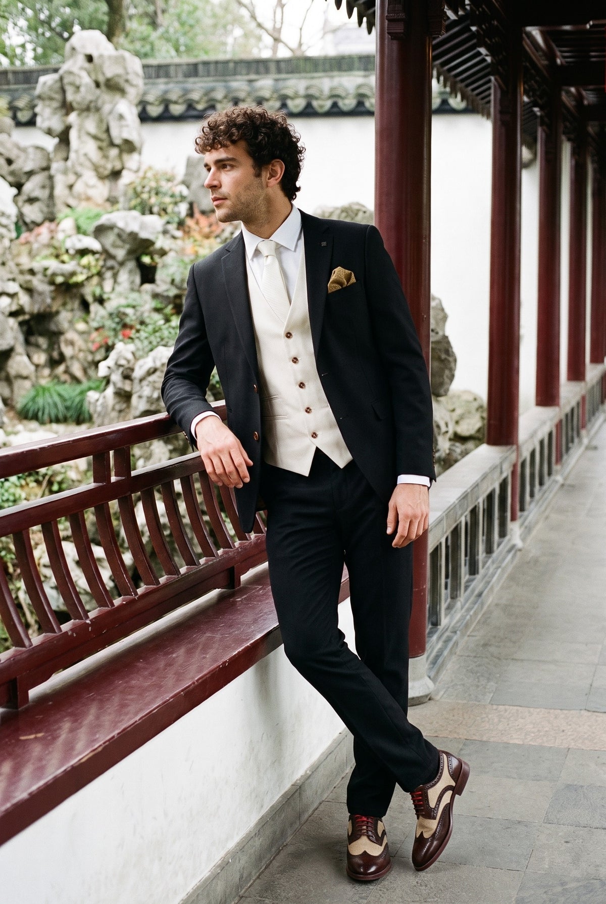 Look #1005 styled with Mayfair - Costume trois pièces noir pour homme avec gilet crème