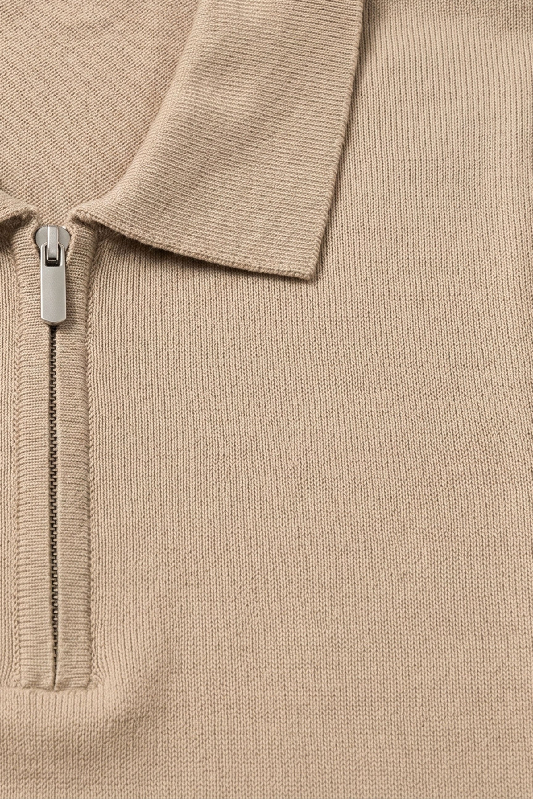 Polo beige à col zippé en maille pour homme