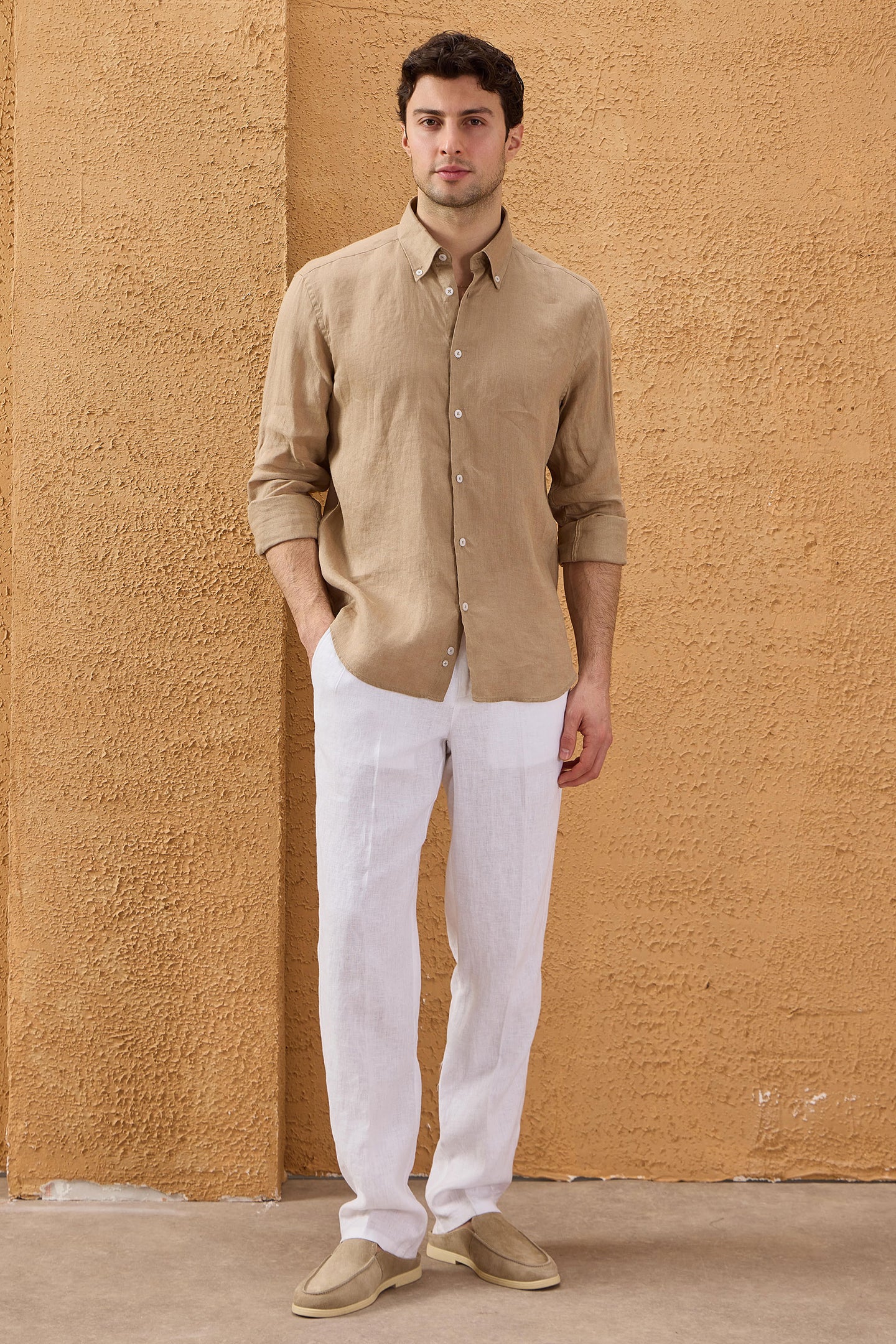 Chemise d'été homme en pur lin marron camel, manches longues, boutonnée