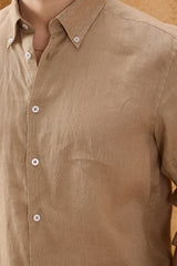 Chemise d'été homme en pur lin marron camel, manches longues, boutonnée