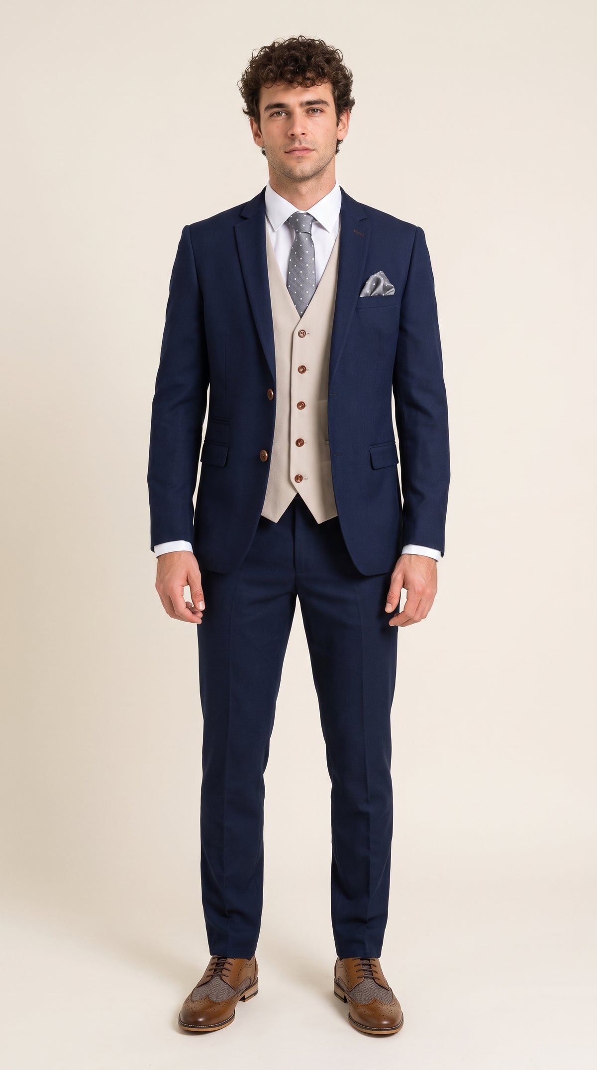 Look #395 styled with Mayfair - Costume trois pièces bleu marine pour homme avec gilet crème