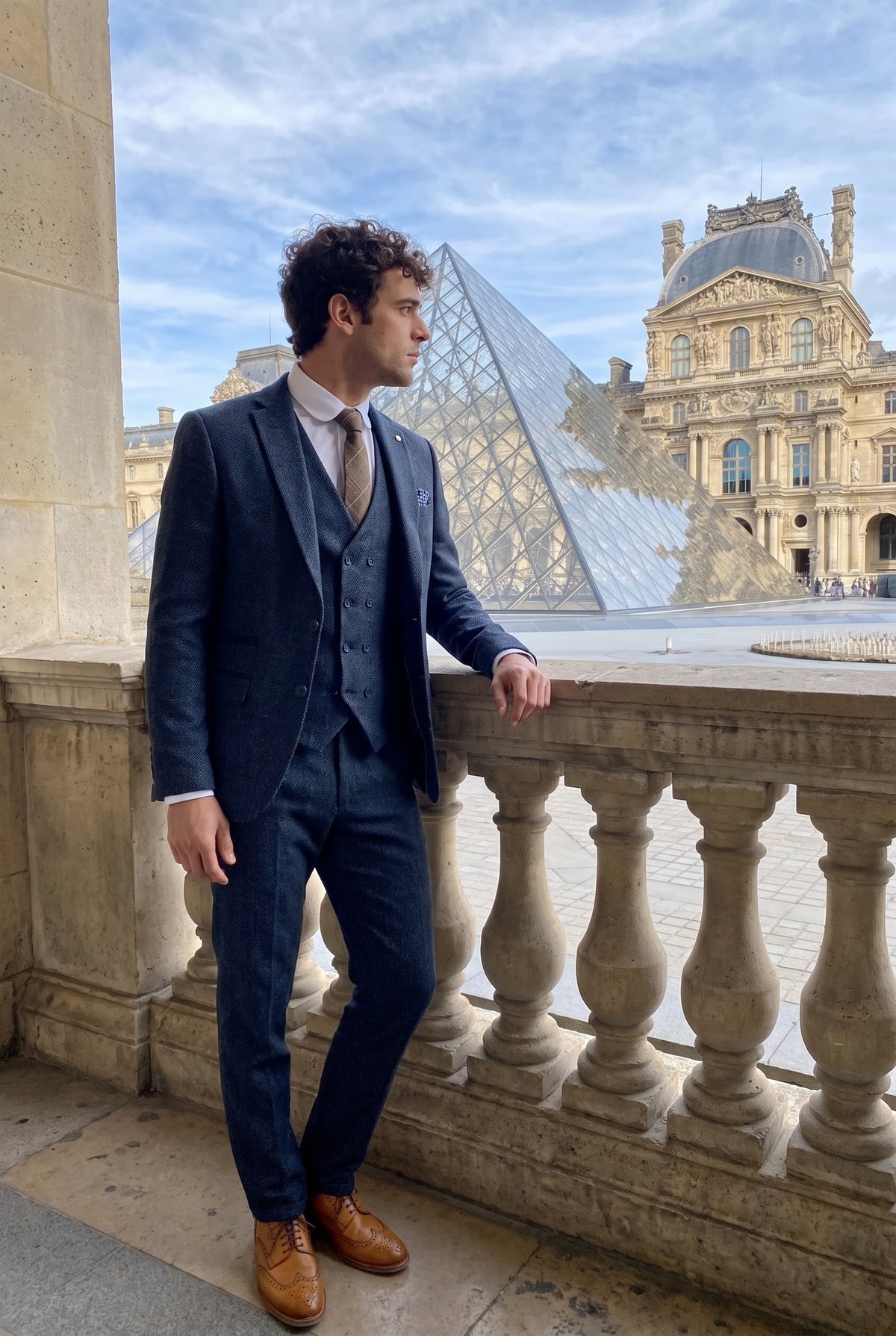 Look #380 styled with Costume trois pièces bleu marine pour homme avec gilet croisé