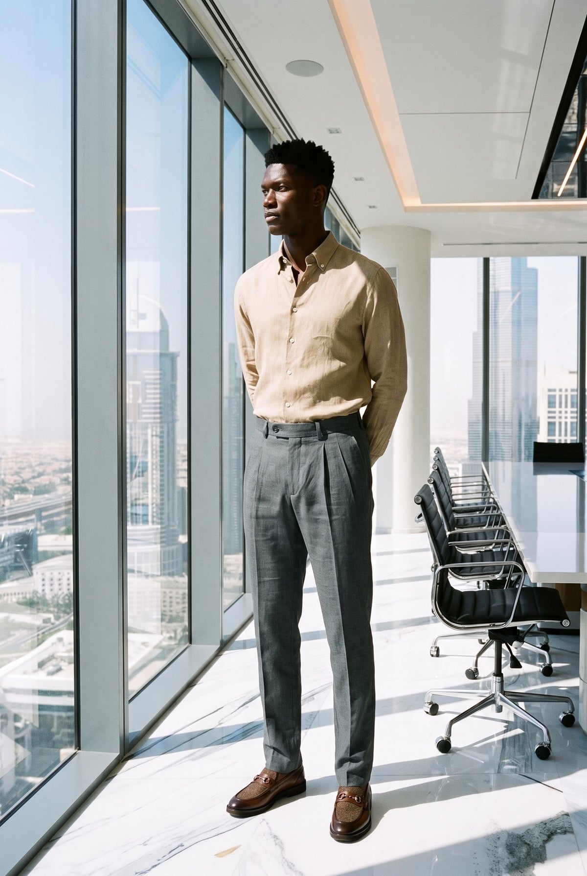 Look #1026 styled with Chemise d'été homme en pur lin marron camel, manches longues, boutonnée