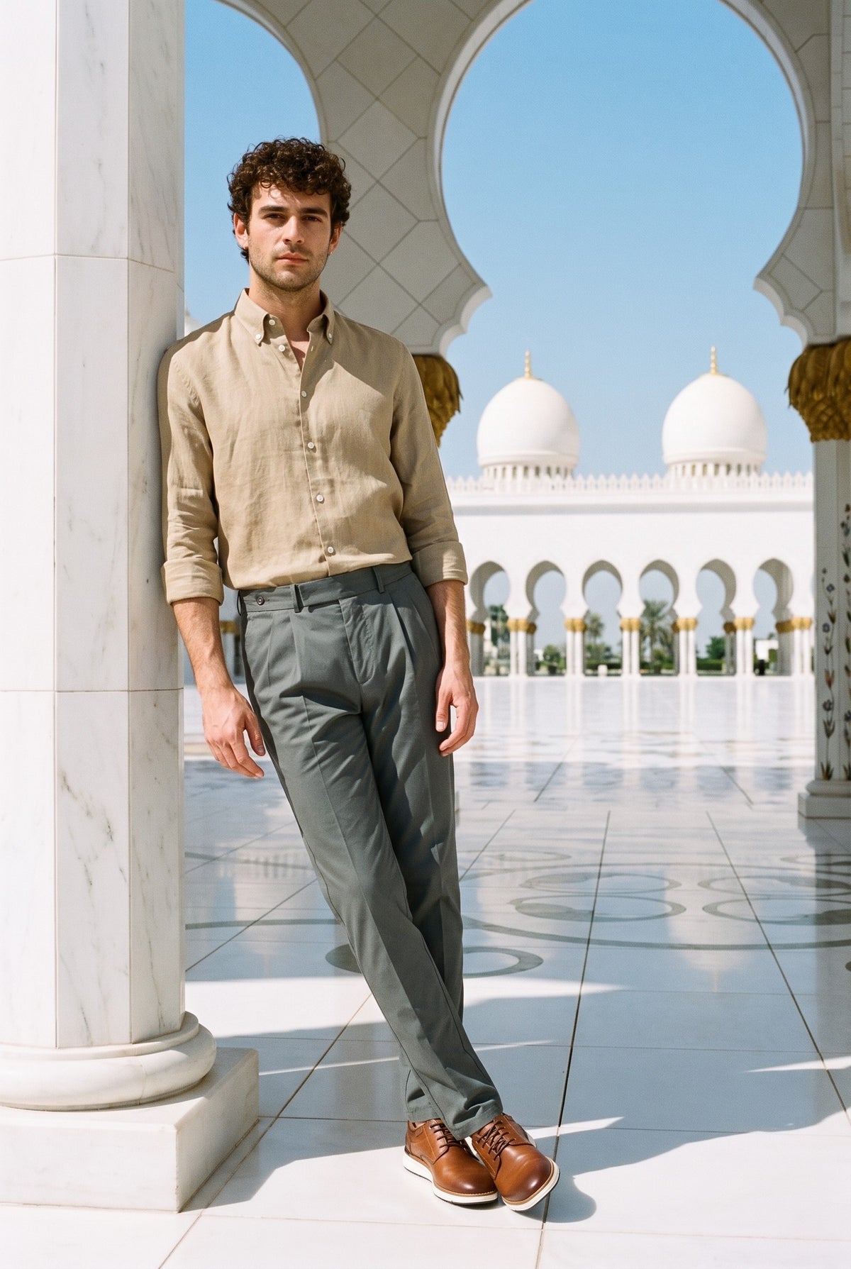 Look #1020 styled with Chemise d'été à manches longues en pur lin beige foncé pour homme