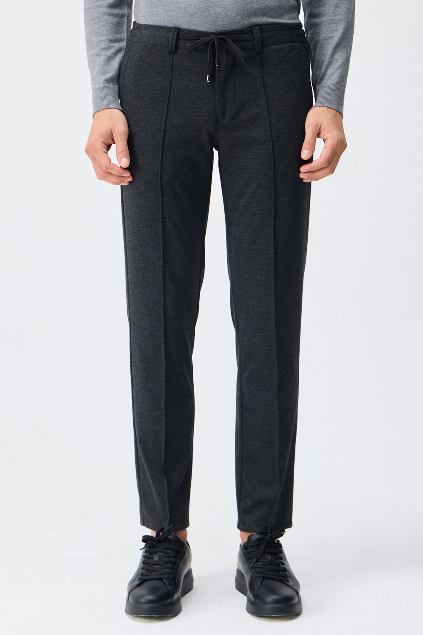 Pantalon homme taupe anthracite à cordon de serrage, coupe fuselée.