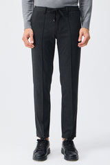 Pantalon homme taupe anthracite à cordon de serrage, coupe fuselée.
