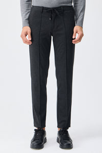 Pantalon homme taupe anthracite à cordon de serrage, coupe fuselée.
