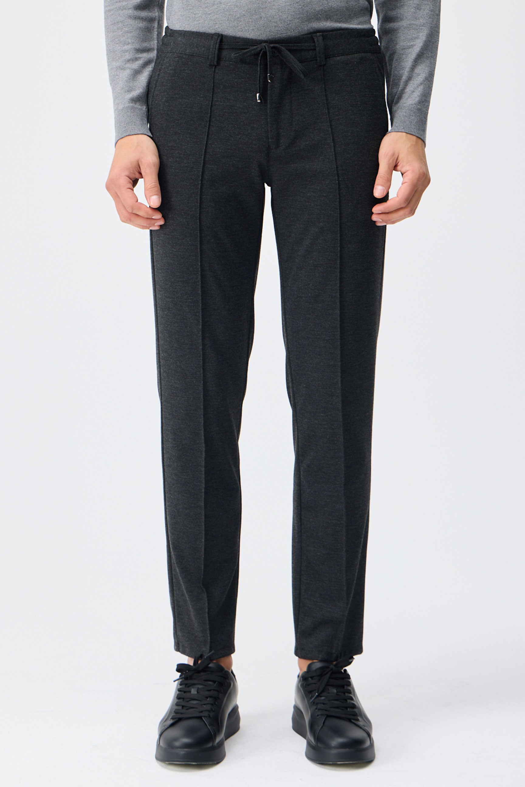 Pantalon homme taupe anthracite à cordon de serrage, coupe fuselée.