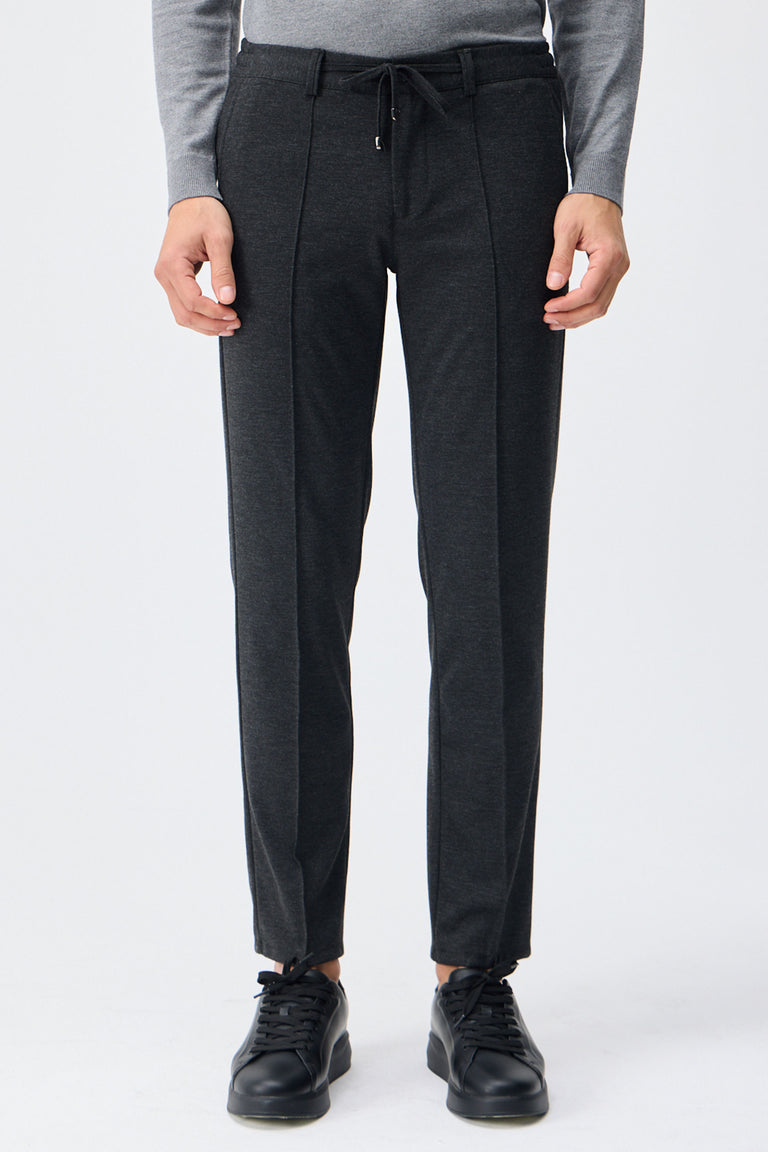 Pantalon homme taupe anthracite à cordon de serrage, coupe fuselée.