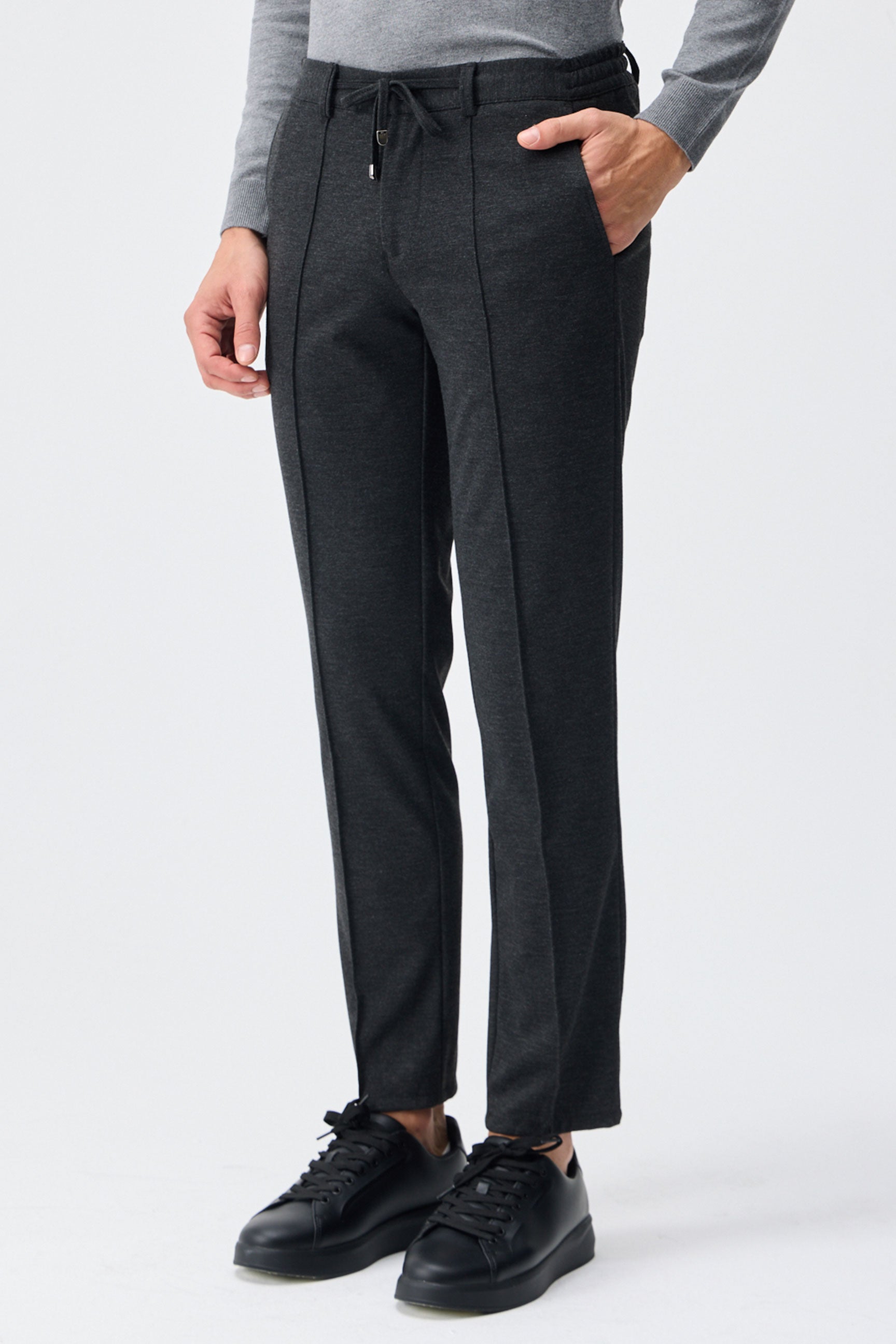 Pantalon homme taupe anthracite à cordon de serrage, coupe fuselée.