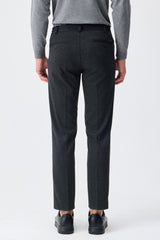 Pantalon homme taupe anthracite à cordon de serrage, coupe fuselée.