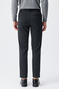 Pantalon homme taupe anthracite à cordon de serrage, coupe fuselée.