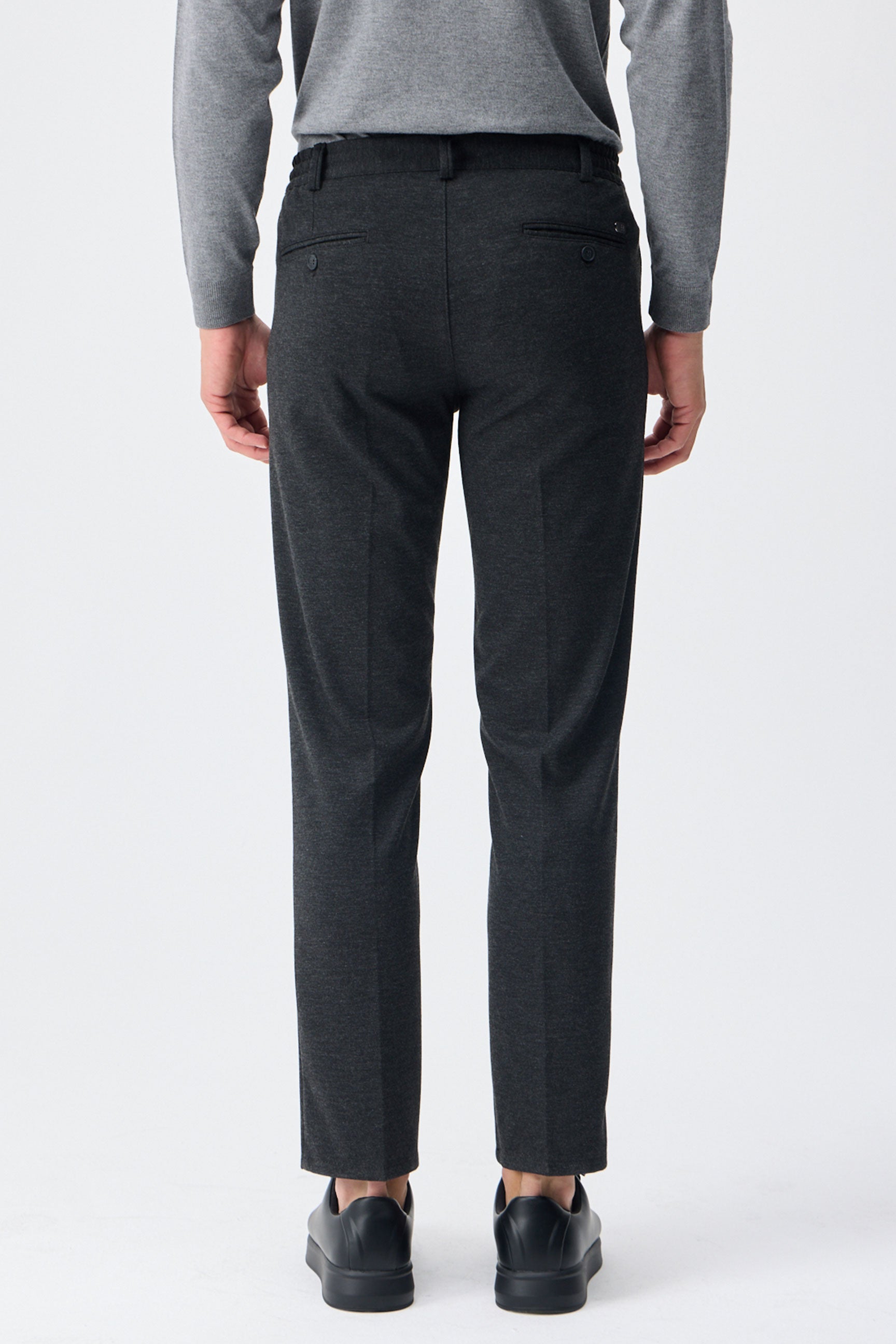 Pantalon homme taupe anthracite à cordon de serrage, coupe fuselée.