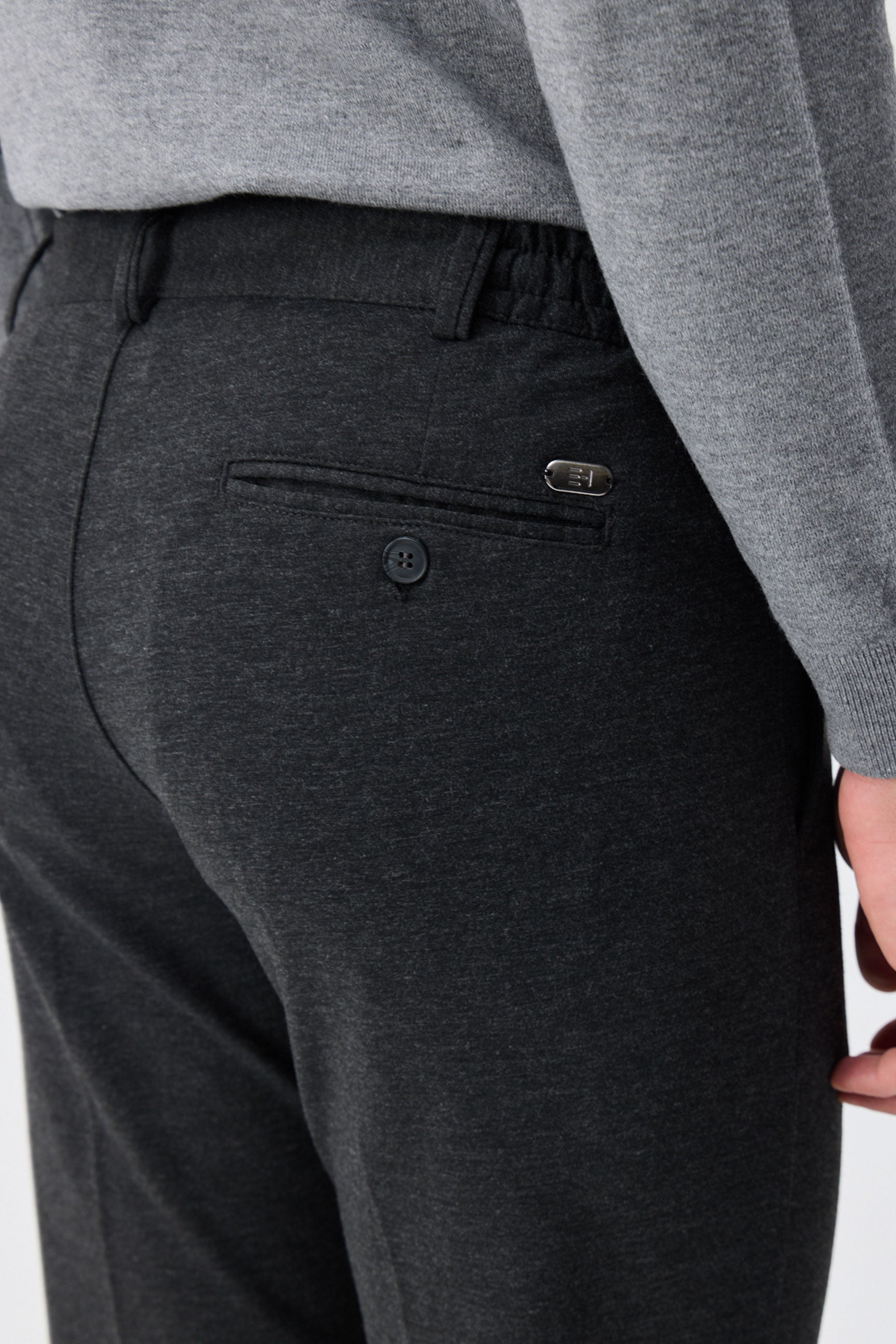 Pantalon homme taupe anthracite à cordon de serrage, coupe fuselée.