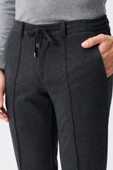Pantalon homme taupe anthracite à cordon de serrage, coupe fuselée.