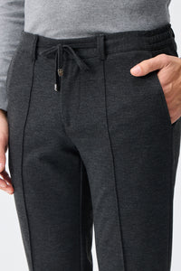 Pantalon homme taupe anthracite à cordon de serrage, coupe fuselée.