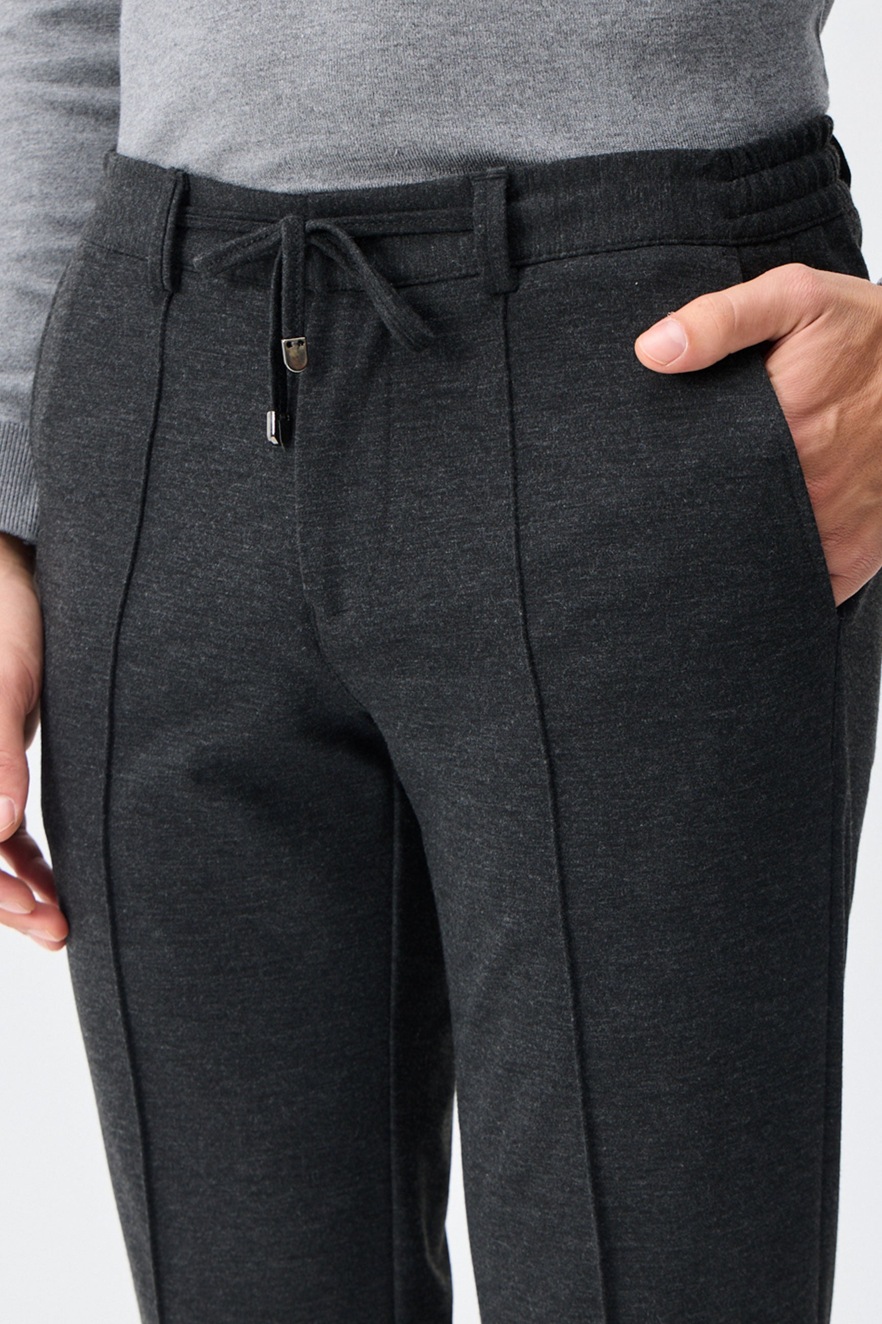 Pantalon homme taupe anthracite à cordon de serrage, coupe fuselée.
