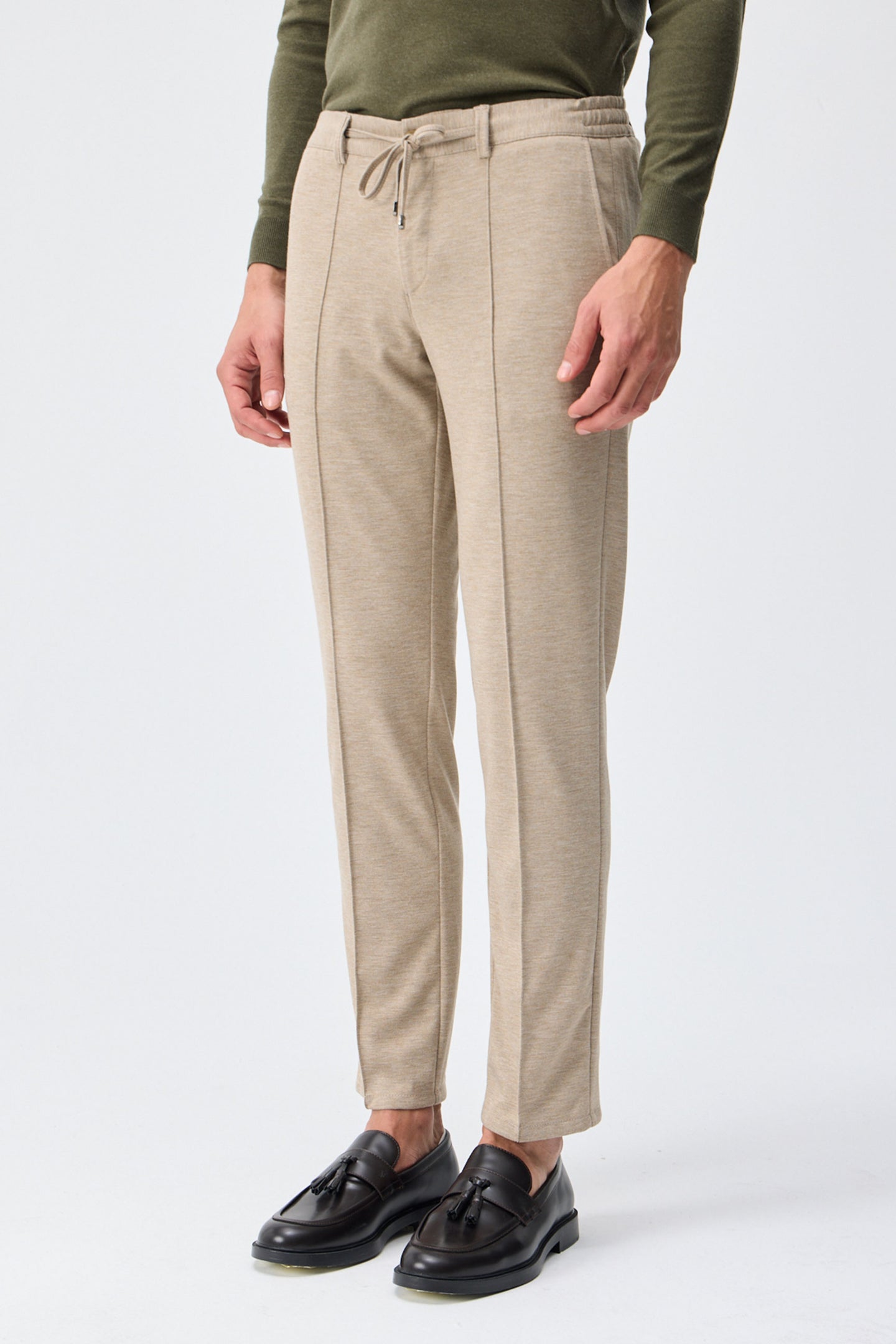 Pantalon homme élégant à cordon de serrage, couleur taupe beige avoine, coupe fuselée.