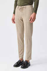 Pantalon homme élégant à cordon de serrage, couleur taupe beige avoine, coupe fuselée.