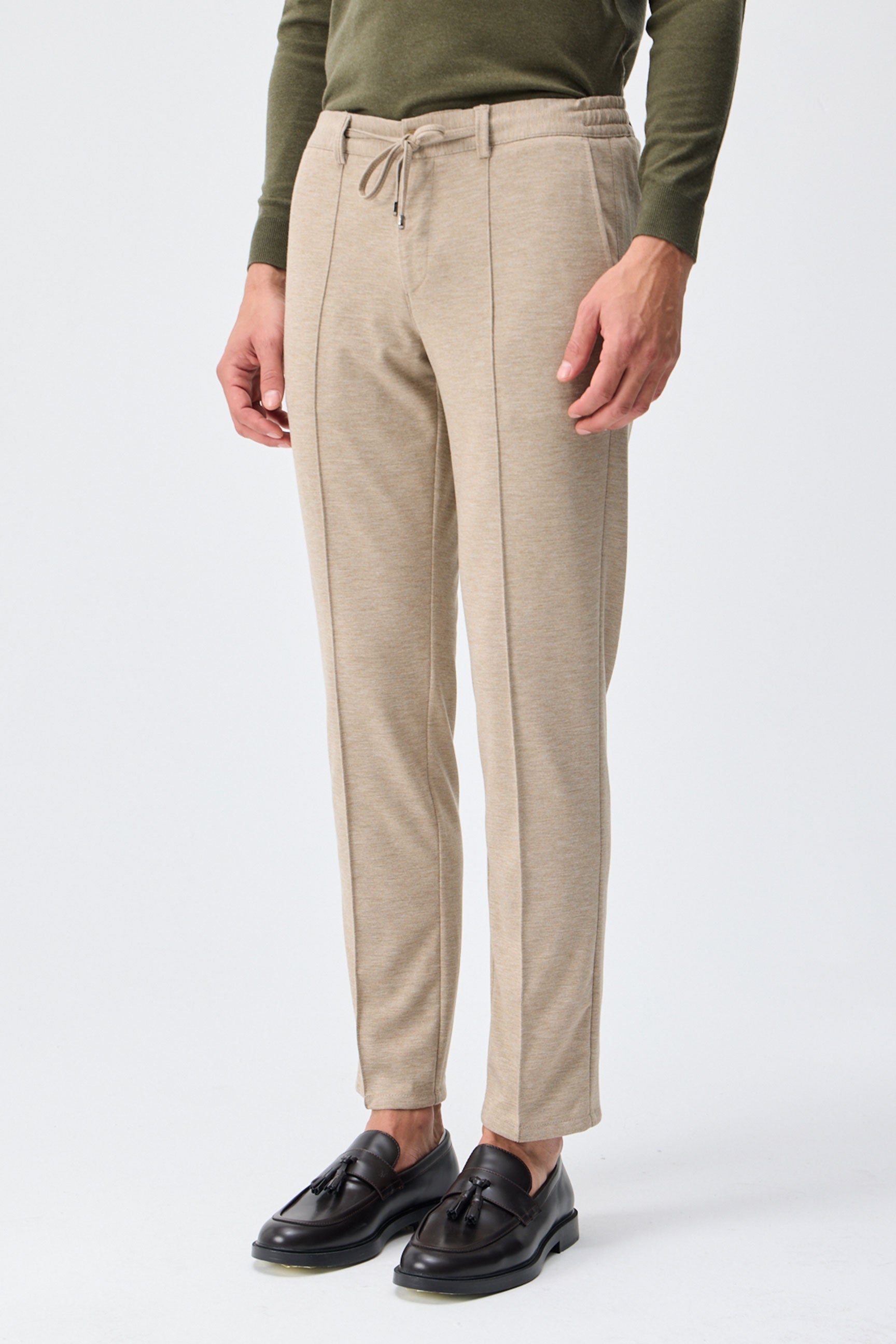 Pantalon homme élégant à cordon de serrage, couleur taupe beige avoine, coupe fuselée.