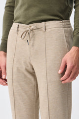 Pantalon homme élégant à cordon de serrage, couleur taupe beige avoine, coupe fuselée.