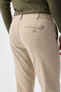 Pantalon homme élégant à cordon de serrage, couleur taupe beige avoine, coupe fuselée.