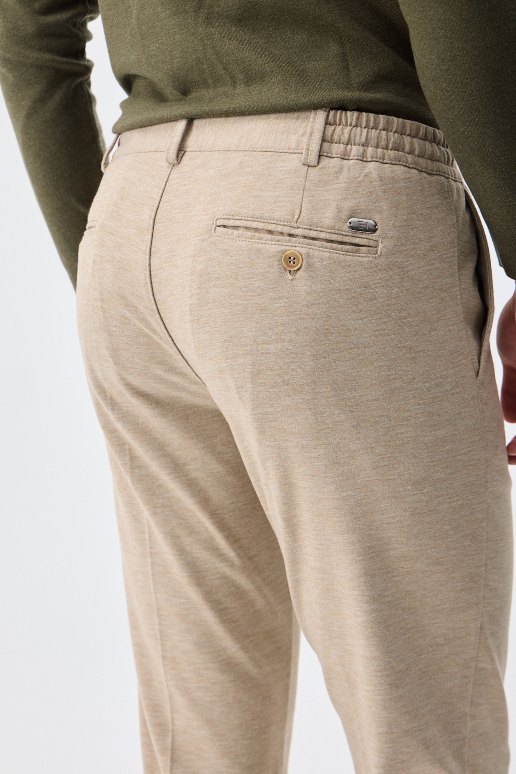 Pantalon homme élégant à cordon de serrage, couleur taupe beige avoine, coupe fuselée.