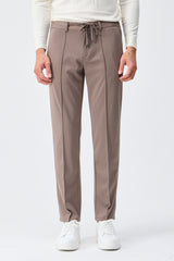 Pantalon homme marron taupe élégant à cordon de serrage, coupe fuselée.
