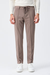 Pantalon homme marron taupe élégant à cordon de serrage, coupe fuselée.