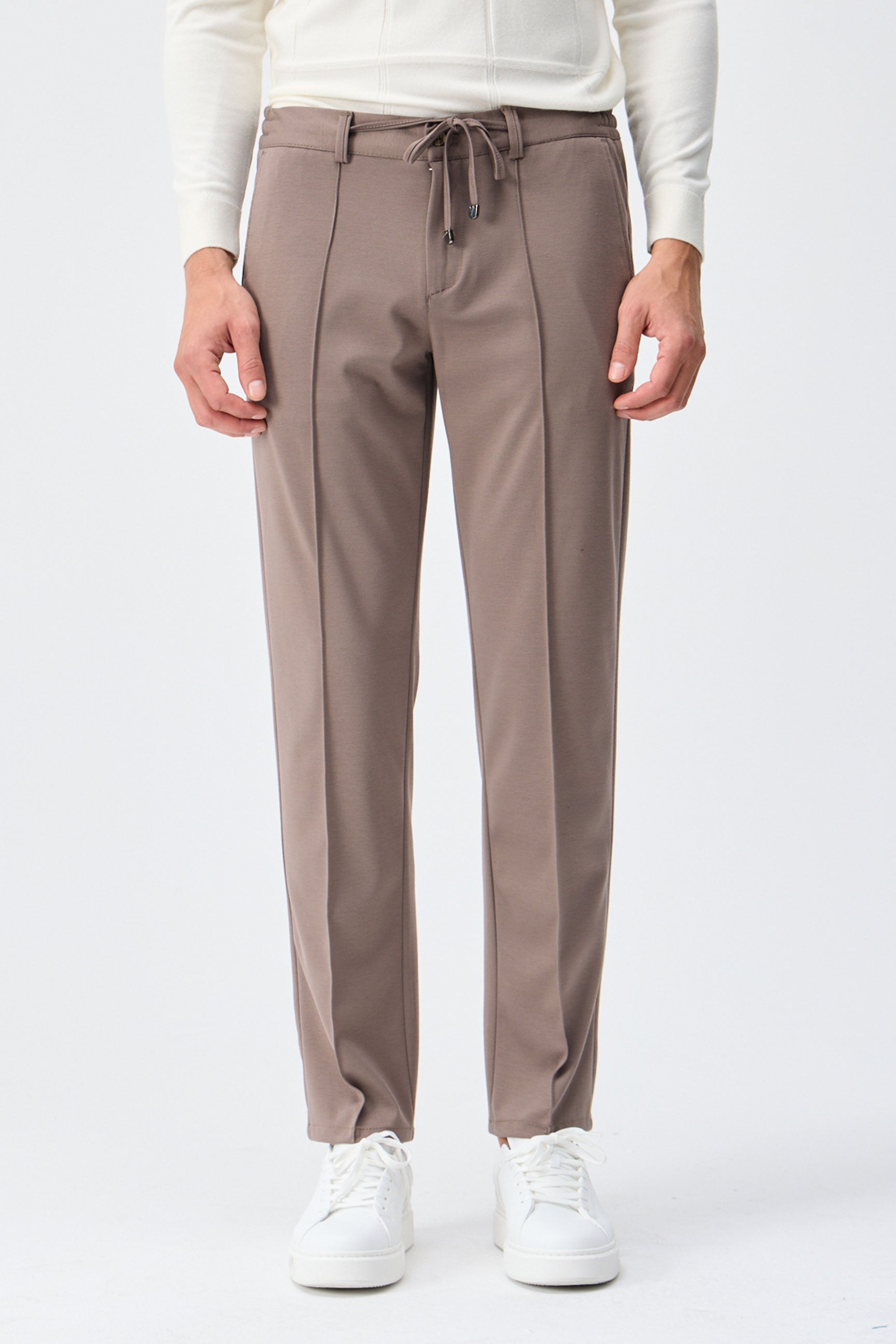 Pantalon homme marron taupe élégant à cordon de serrage, coupe fuselée.
