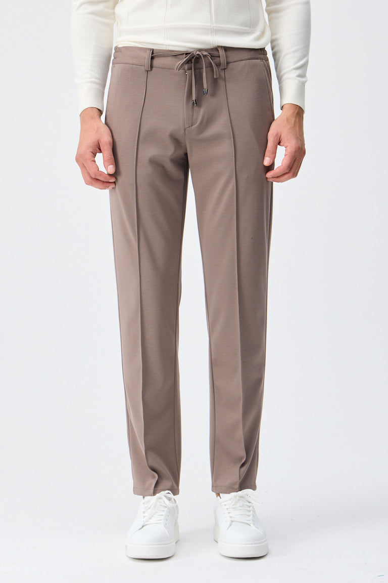 Pantalon homme marron taupe élégant à cordon de serrage, coupe fuselée.