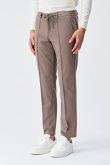 Pantalon homme marron taupe élégant à cordon de serrage, coupe fuselée.