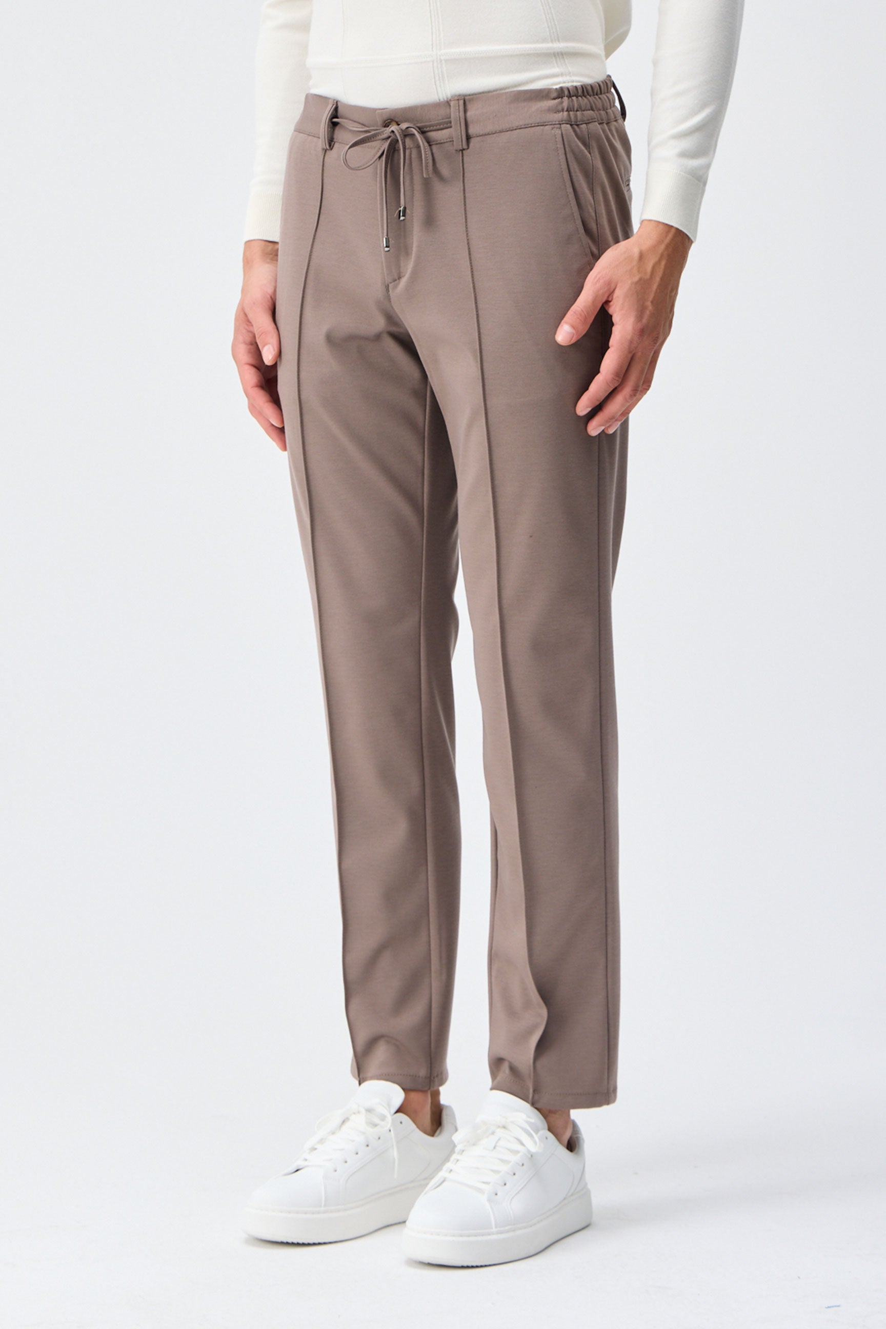 Pantalon homme marron taupe élégant à cordon de serrage, coupe fuselée.