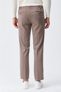 Pantalon homme marron taupe élégant à cordon de serrage, coupe fuselée.