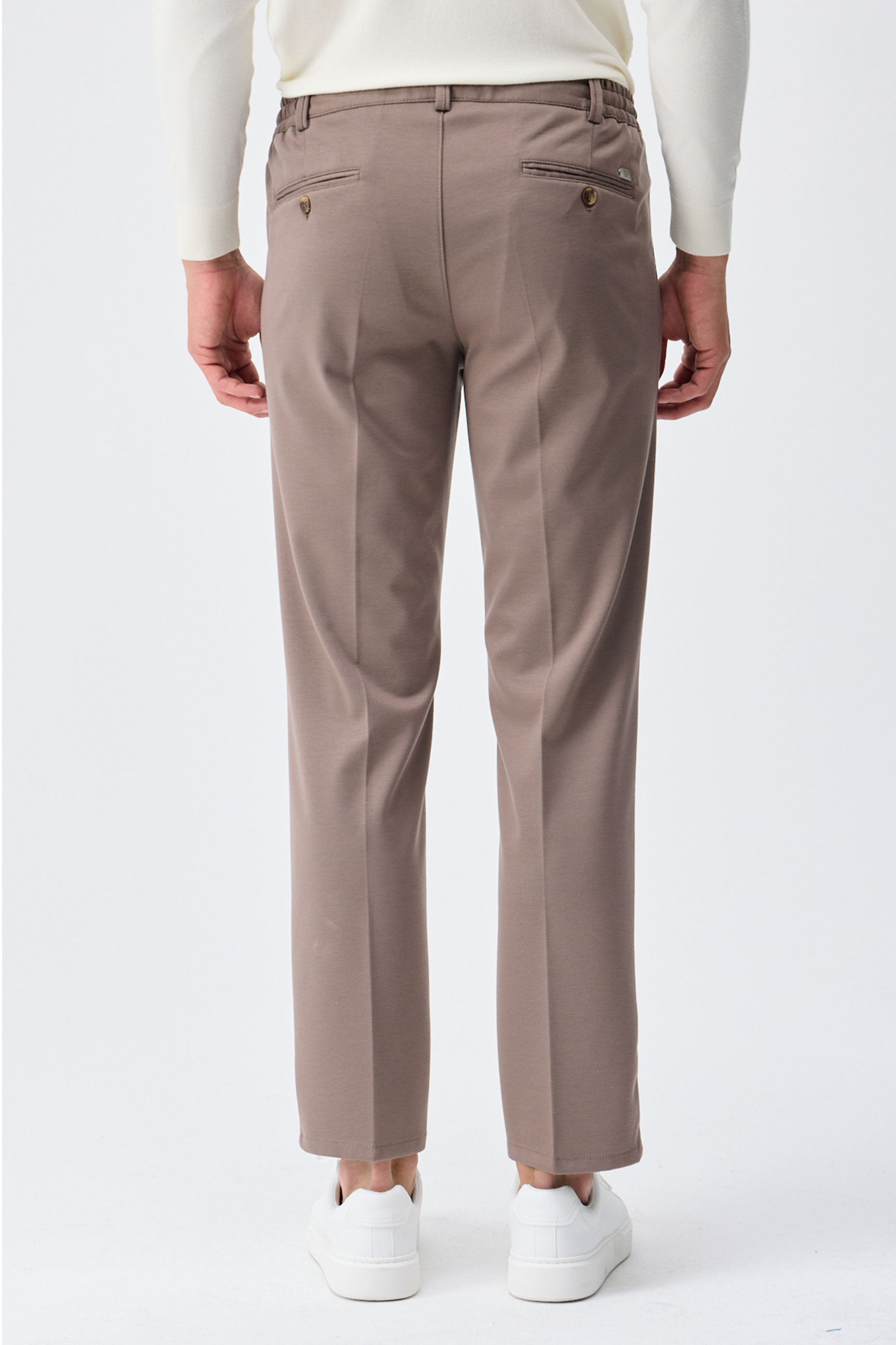 Pantalon homme marron taupe élégant à cordon de serrage, coupe fuselée.