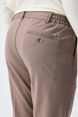 Pantalon homme marron taupe élégant à cordon de serrage, coupe fuselée.