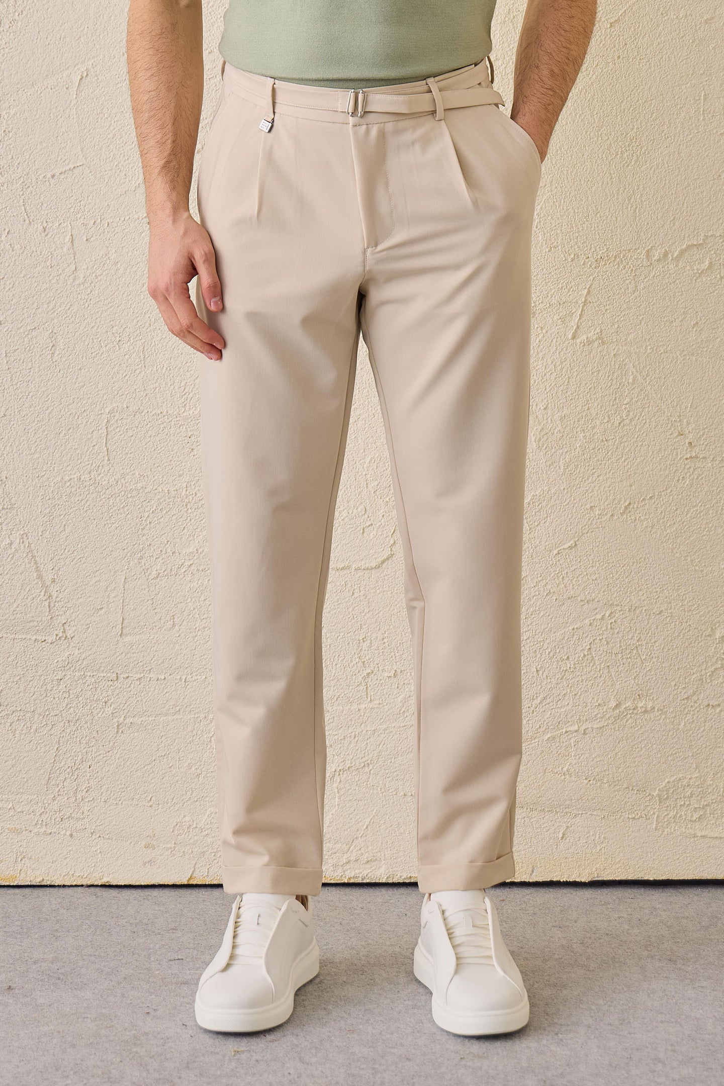 Pantalon Gurkha beige plissé pour homme, taille ajustable, coupe fuselée.