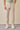 Pantalon Gurkha beige plissé pour homme, taille ajustable, coupe fuselée.