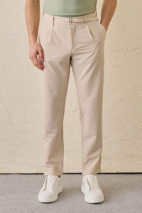 Pantalon Gurkha beige plissé pour homme, taille ajustable, coupe fuselée.