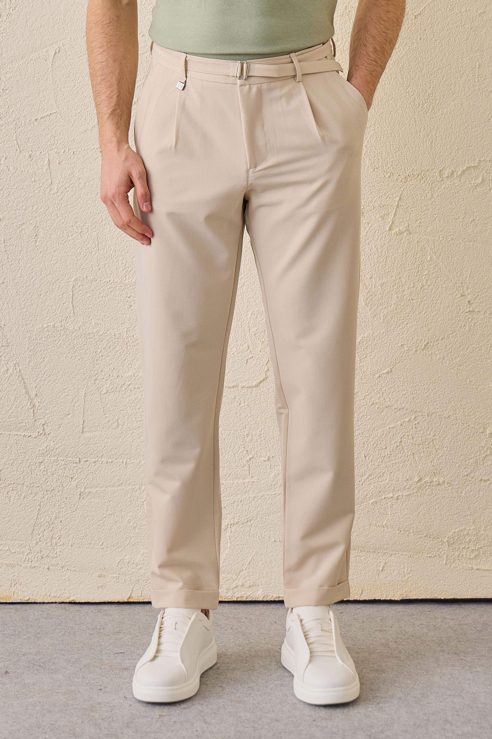 Pantalon Gurkha beige plissé pour homme, taille ajustable, coupe fuselée.