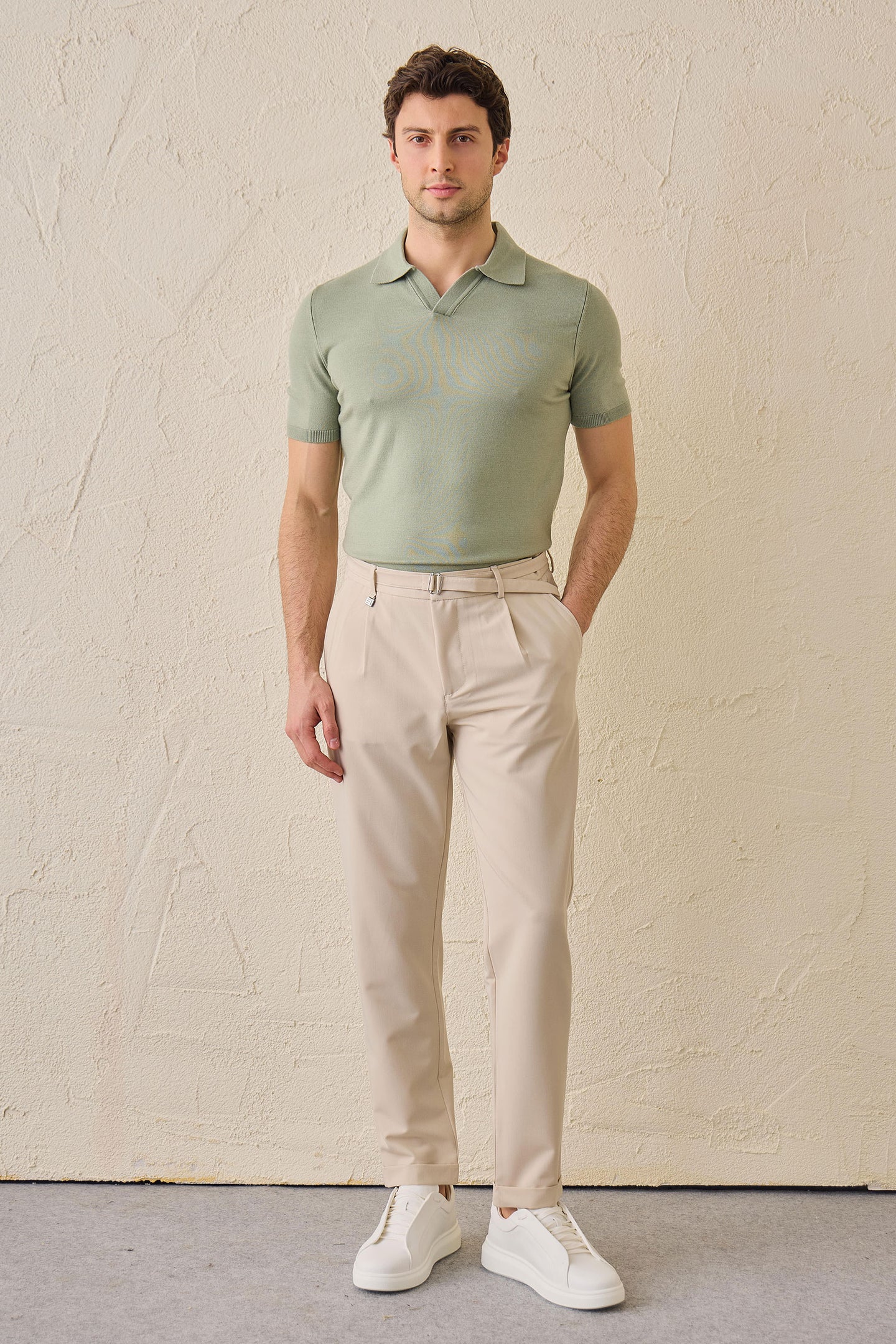 Pantalon Gurkha beige plissé pour homme, taille ajustable, coupe fuselée.