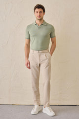 Pantalon Gurkha beige plissé pour homme, taille ajustable, coupe fuselée.