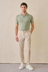 Pantalon Gurkha beige plissé pour homme, taille ajustable, coupe fuselée.