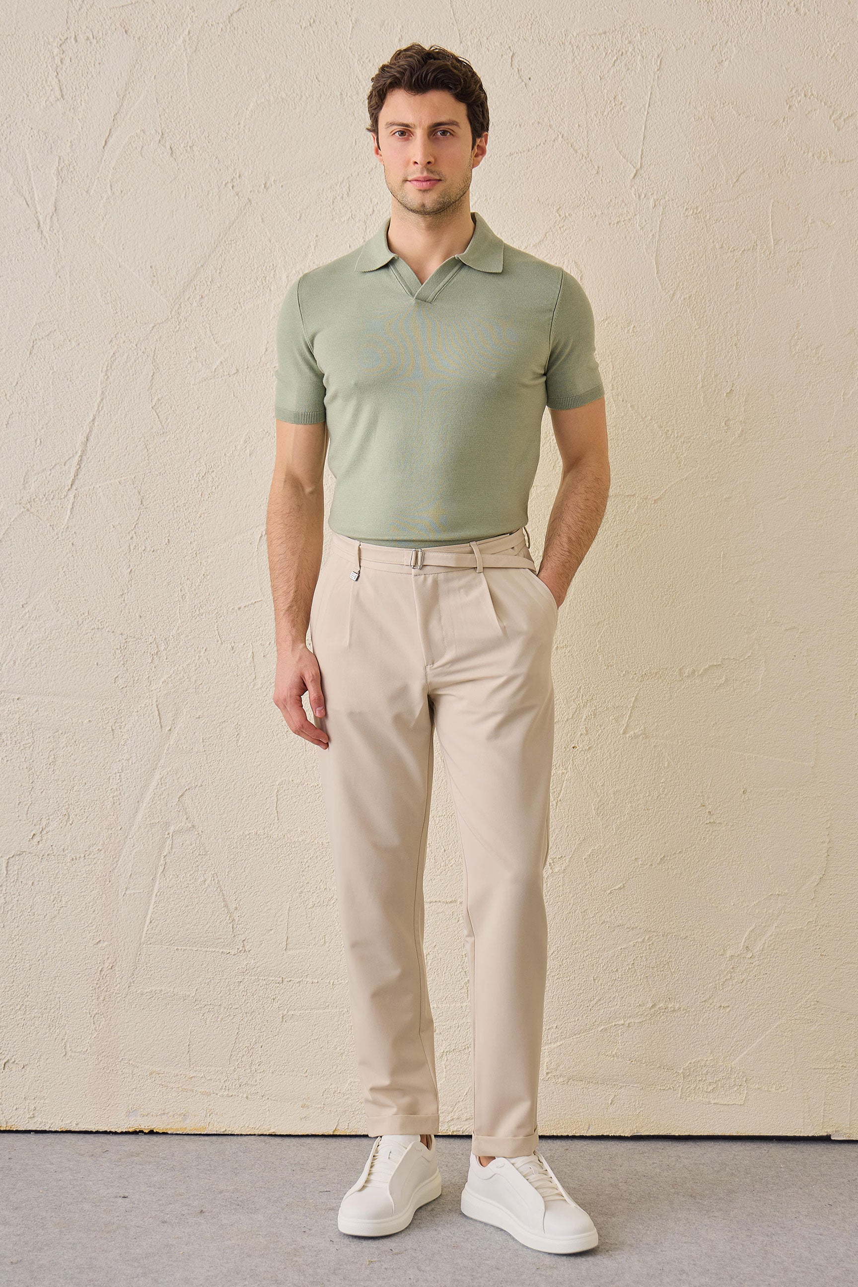 Pantalon Gurkha beige plissé pour homme, taille ajustable, coupe fuselée.