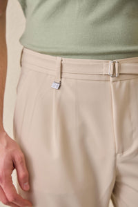 Pantalon Gurkha beige plissé pour homme, taille ajustable, coupe fuselée.