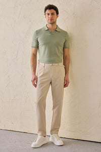 Pantalon Gurkha beige plissé pour homme, taille ajustable, coupe fuselée.