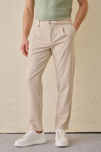 Pantalon Gurkha beige plissé pour homme, taille ajustable, coupe fuselée.