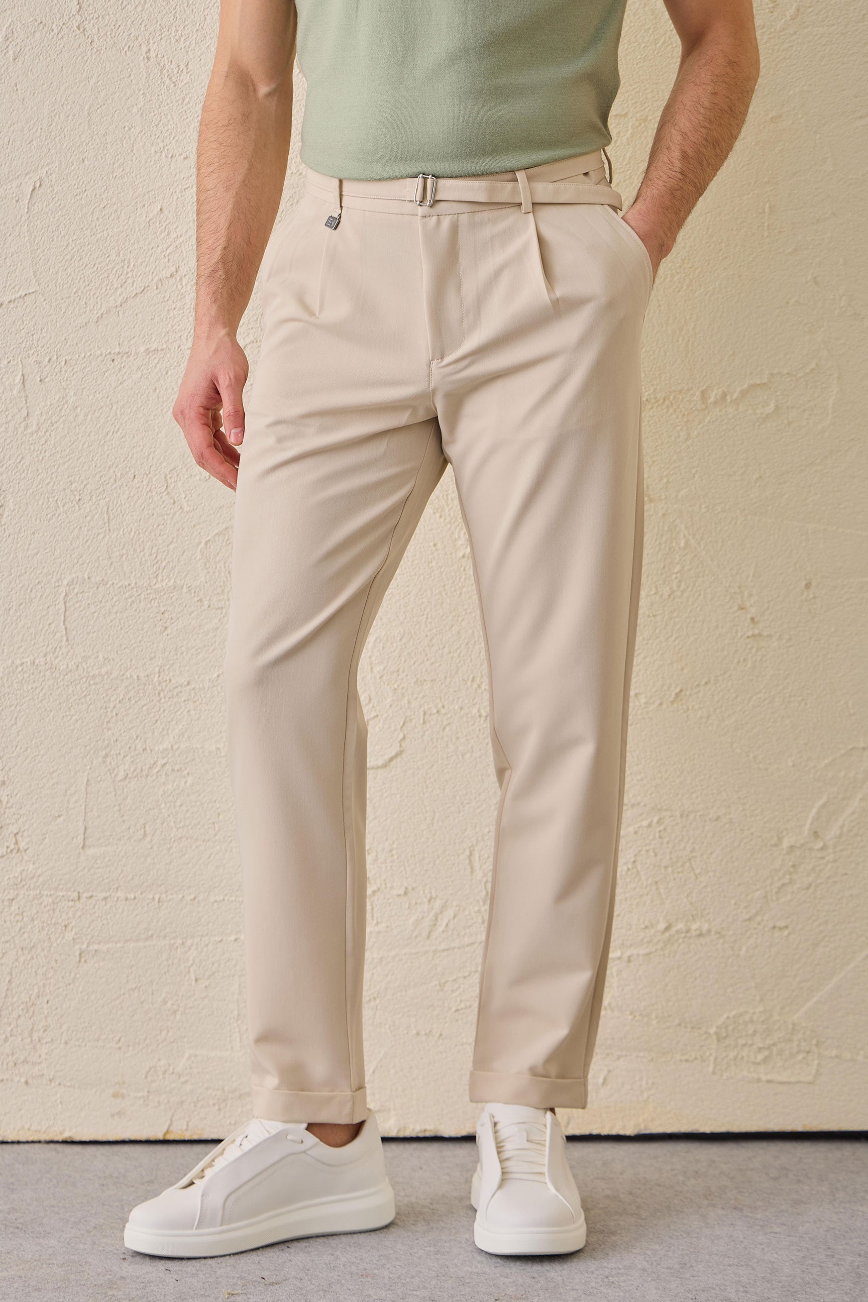 Pantalon Gurkha beige plissé pour homme, taille ajustable, coupe fuselée.