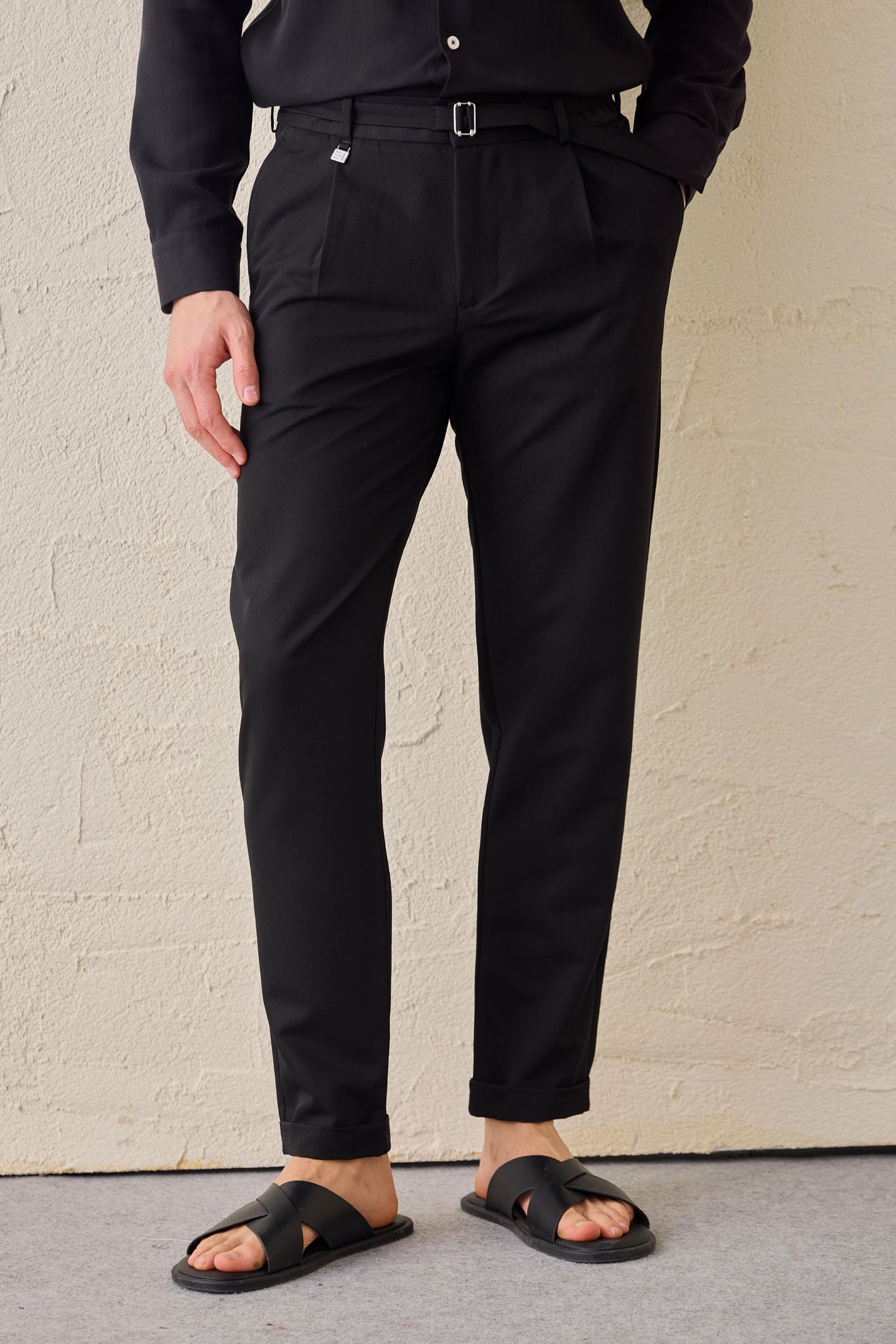 Pantalon Gurkha noir plissé pour homme, taille ajustable, coupe fuselée.